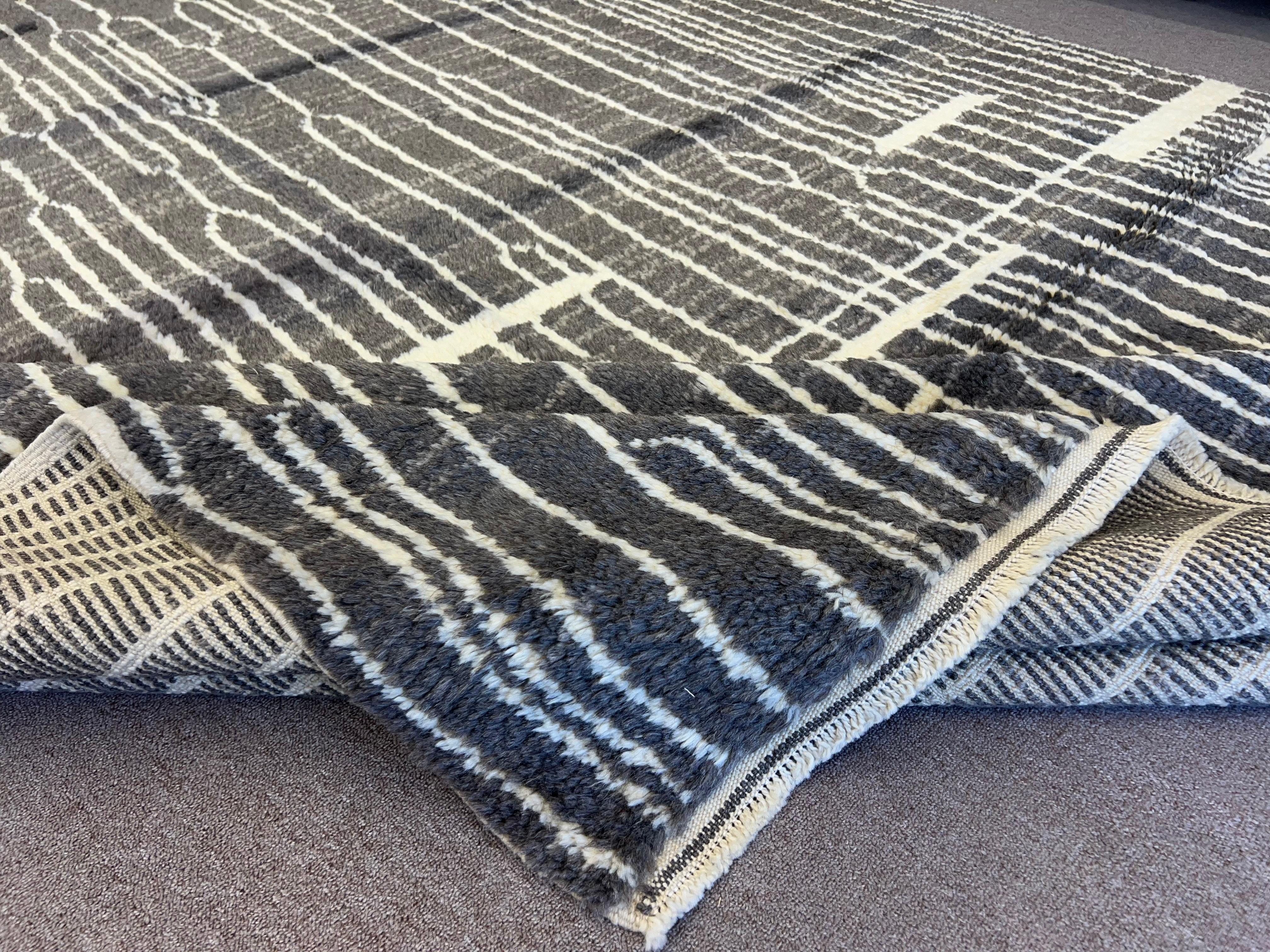 Alfombra Tulu moderna marroquí hecha a mano con lana gris marengo y crema personalizada en venta 1