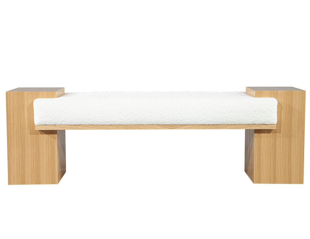Maßgeschneiderte moderne Bank aus Eiche Natur mit weißem Boucle von Carrocel im Angebot 3