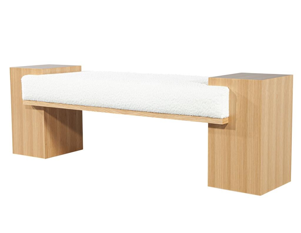 Maßgeschneiderte moderne Bank aus Eiche Natur mit weißem Boucle von Carrocel im Angebot 4