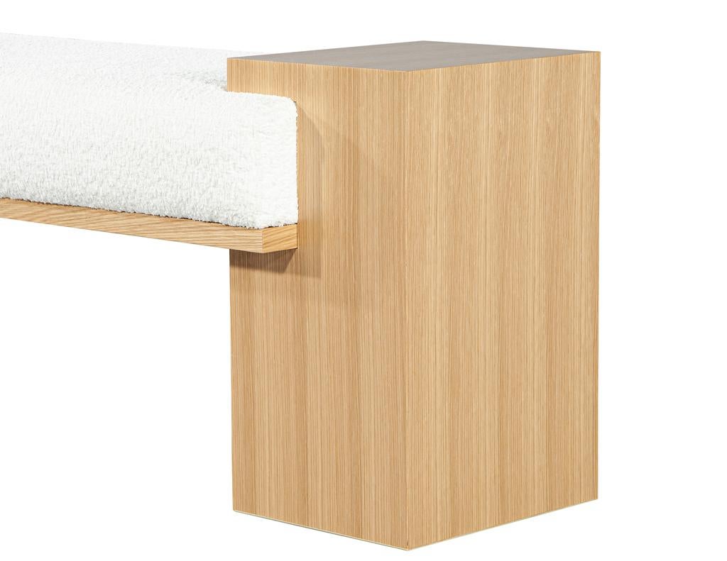 Maßgeschneiderte moderne Bank aus Eiche Natur mit weißem Boucle von Carrocel im Angebot 6