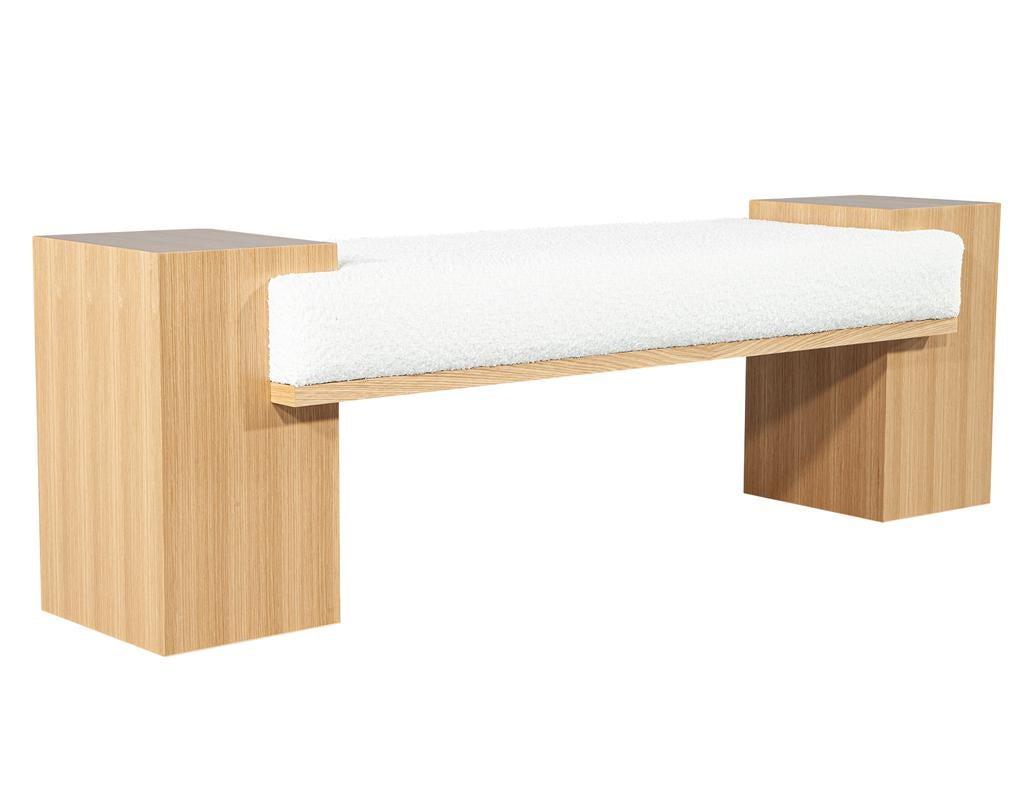 Maßgeschneiderte moderne Bank aus Eiche Natur mit weißem Boucle von Carrocel im Angebot 9