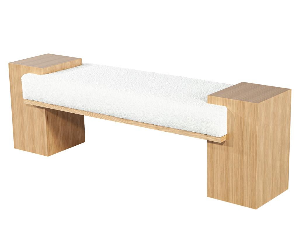 Maßgeschneiderte moderne Bank aus Eiche Natur mit weißem Boucle von Carrocel (Moderne) im Angebot
