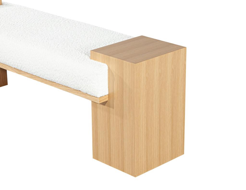 Maßgeschneiderte moderne Bank aus Eiche Natur mit weißem Boucle von Carrocel (Kanadisch) im Angebot