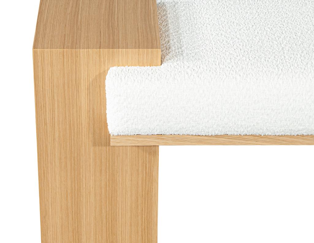 Maßgeschneiderte moderne Bank aus Eiche Natur mit weißem Boucle von Carrocel (21. Jahrhundert und zeitgenössisch) im Angebot