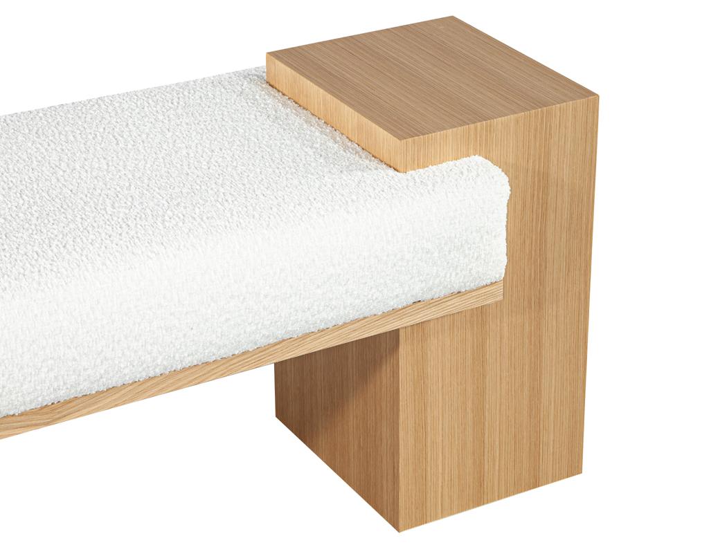 Maßgeschneiderte moderne Bank aus Eiche Natur mit weißem Boucle von Carrocel (Bouclé) im Angebot
