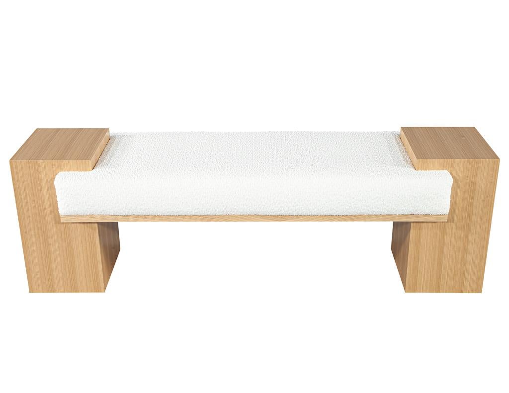 Maßgeschneiderte moderne Bank aus Eiche Natur mit weißem Boucle von Carrocel im Angebot 1