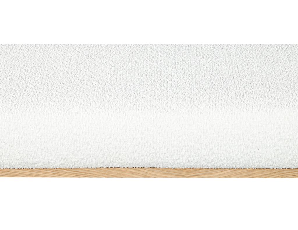 Maßgeschneiderte moderne Bank aus Eiche Natur mit weißem Boucle von Carrocel im Angebot 2