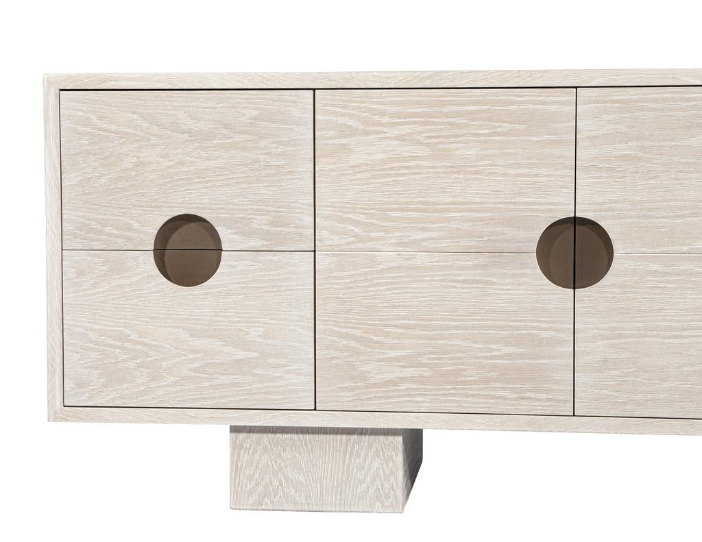 Credenza moderna personalizzata in Oak con finitura sbiancata e inserti in ottone in vendita 3