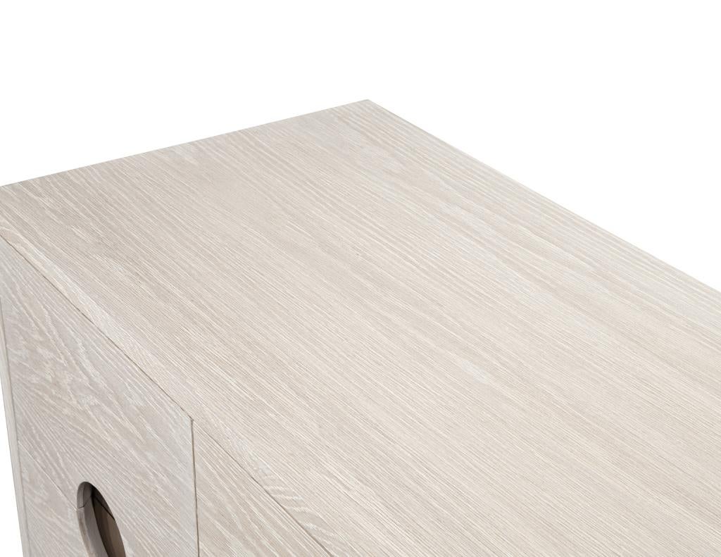 Credenza moderna personalizzata in Oak con finitura sbiancata e inserti in ottone in vendita 4