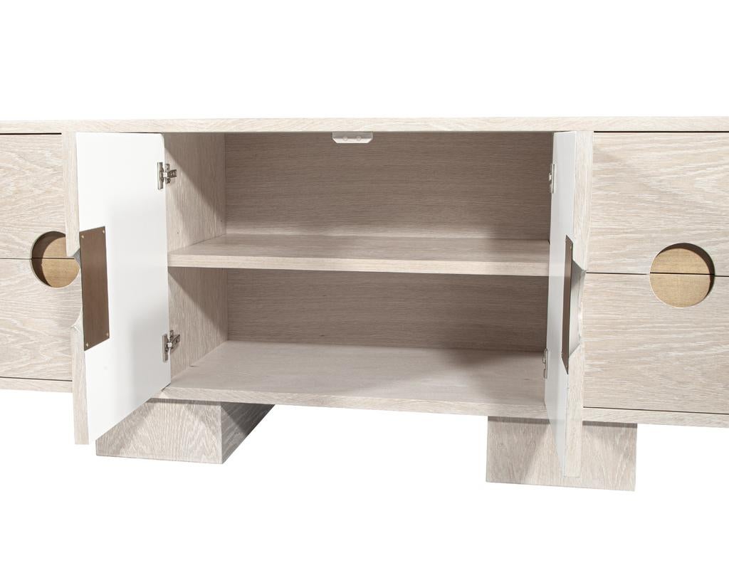 Credenza moderna personalizzata in Oak con finitura sbiancata e inserti in ottone in vendita 5