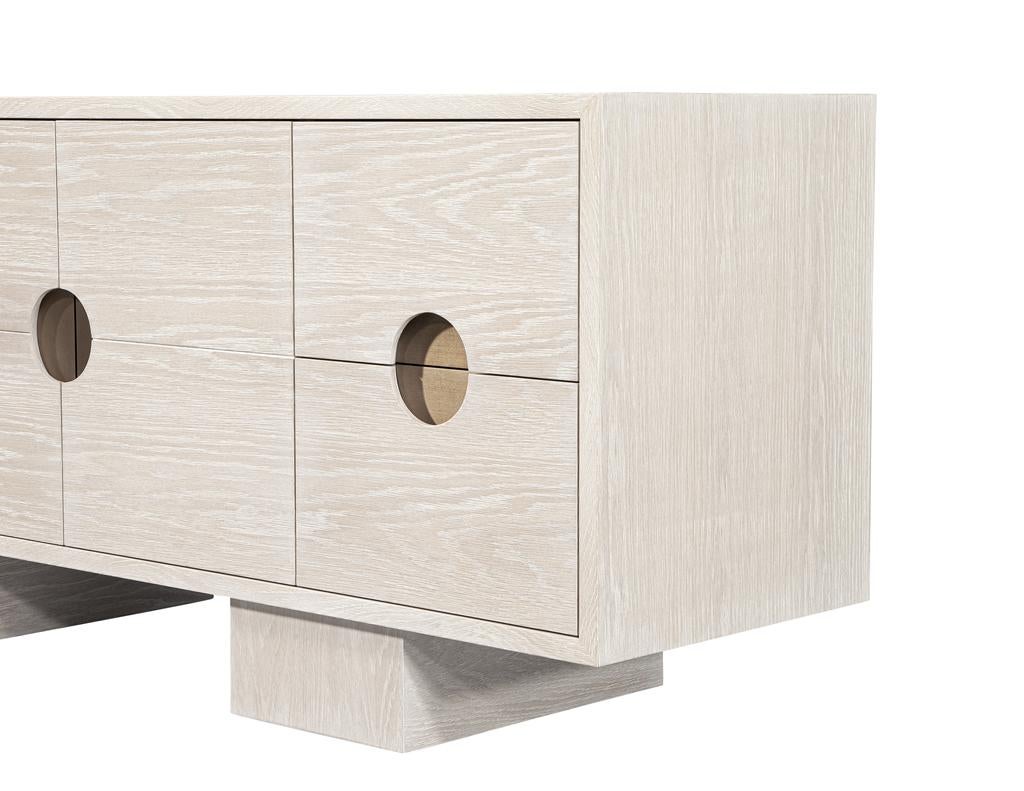 Credenza moderna personalizzata in Oak con finitura sbiancata e inserti in ottone in vendita 6
