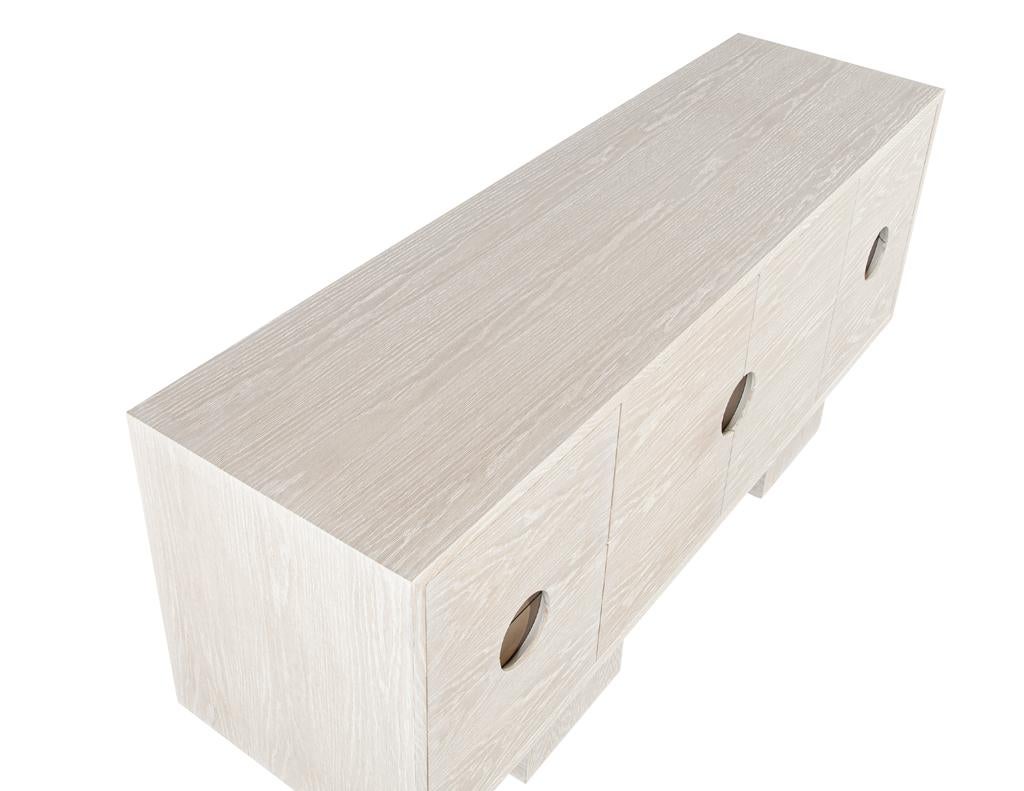 Credenza moderna personalizzata in Oak con finitura sbiancata e inserti in ottone in vendita 7