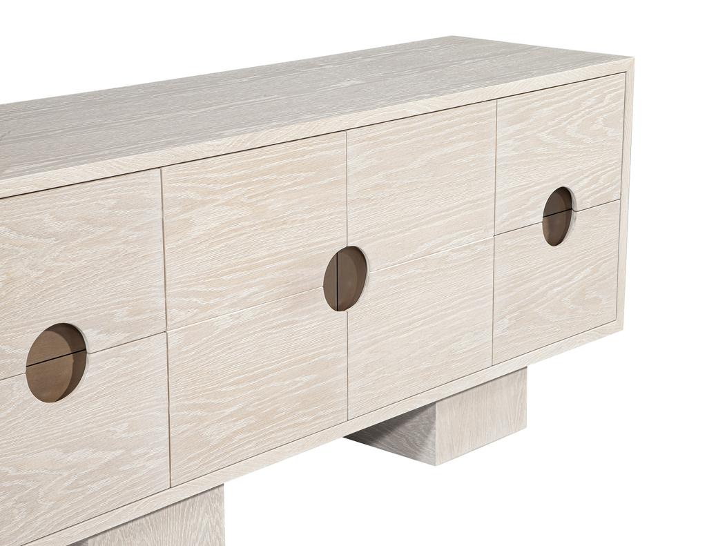 Credenza moderna personalizzata in Oak con finitura sbiancata e inserti in ottone in vendita 8