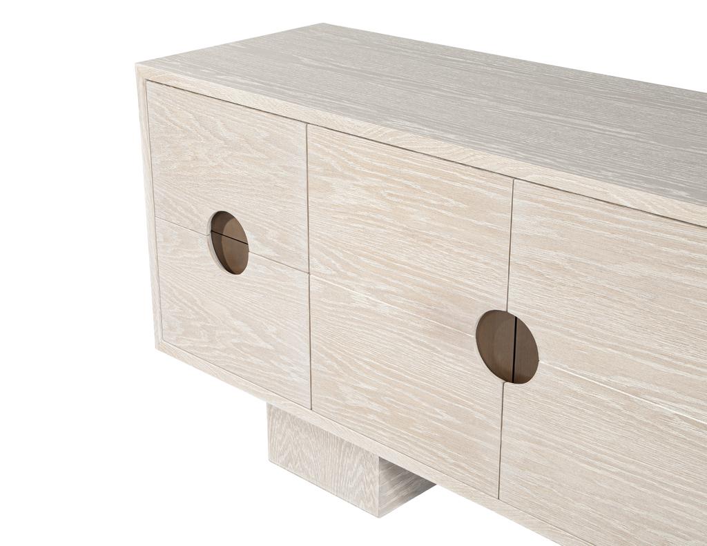 Credenza moderna personalizzata in Oak con finitura sbiancata e inserti in ottone in vendita 9