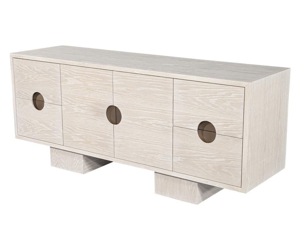 Credenza moderna personalizzata in Oak con finitura sbiancata e inserti in ottone in vendita 10