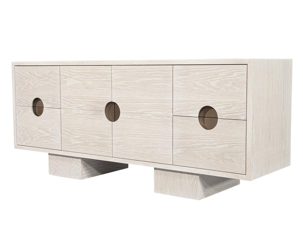 Ti presentiamo la nostra squisita credenza moderna personalizzata, un mix perfetto di stile e funzionalità per la casa contemporanea. Realizzato a mano in pregiato rovere sbiancato, questo splendido pezzo presenta una finitura leggera e ariosa che