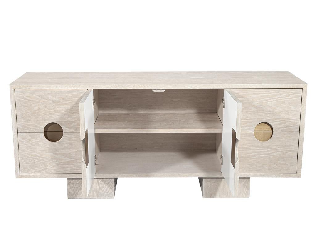 Moderno Credenza moderna personalizzata in Oak con finitura sbiancata e inserti in ottone in vendita
