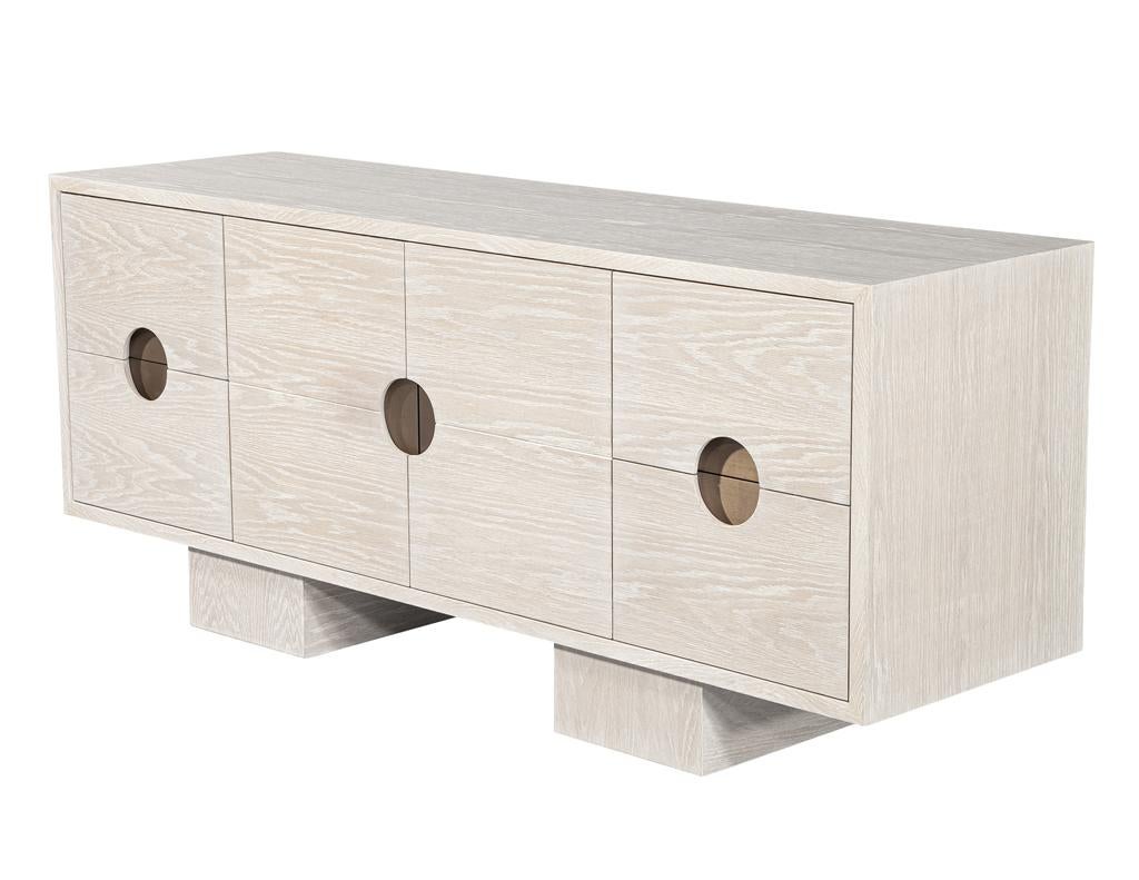 Canadese Credenza moderna personalizzata in Oak con finitura sbiancata e inserti in ottone in vendita