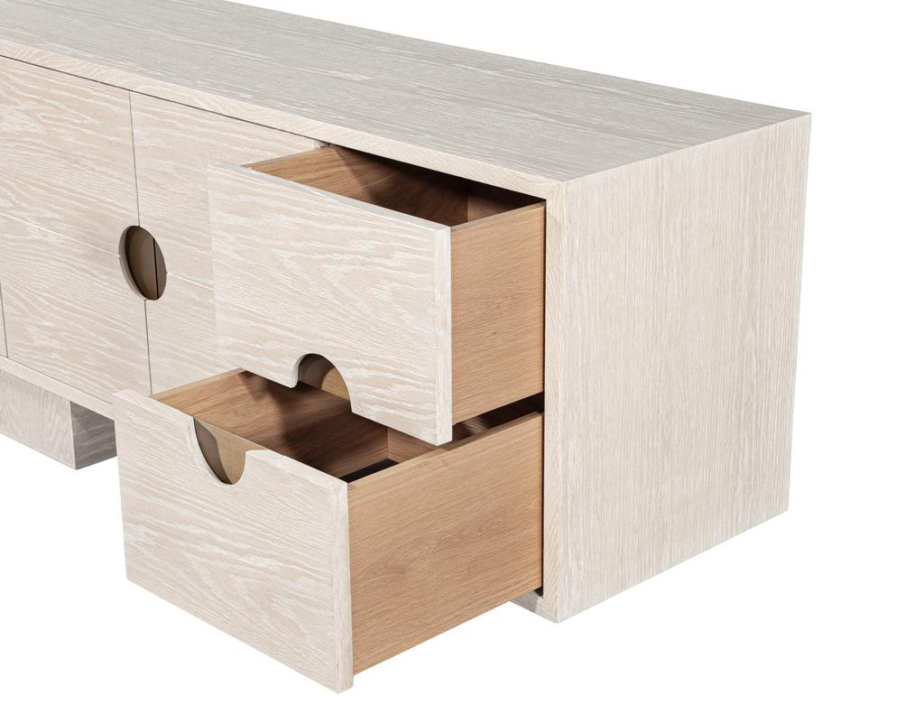 Credenza moderna personalizzata in Oak con finitura sbiancata e inserti in ottone In condizioni ottime in vendita a North York, ON