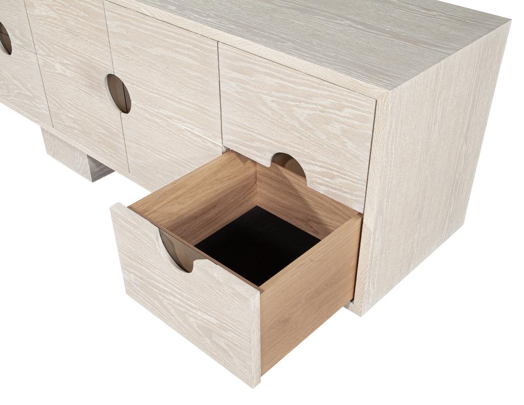 XXI secolo e contemporaneo Credenza moderna personalizzata in Oak con finitura sbiancata e inserti in ottone in vendita