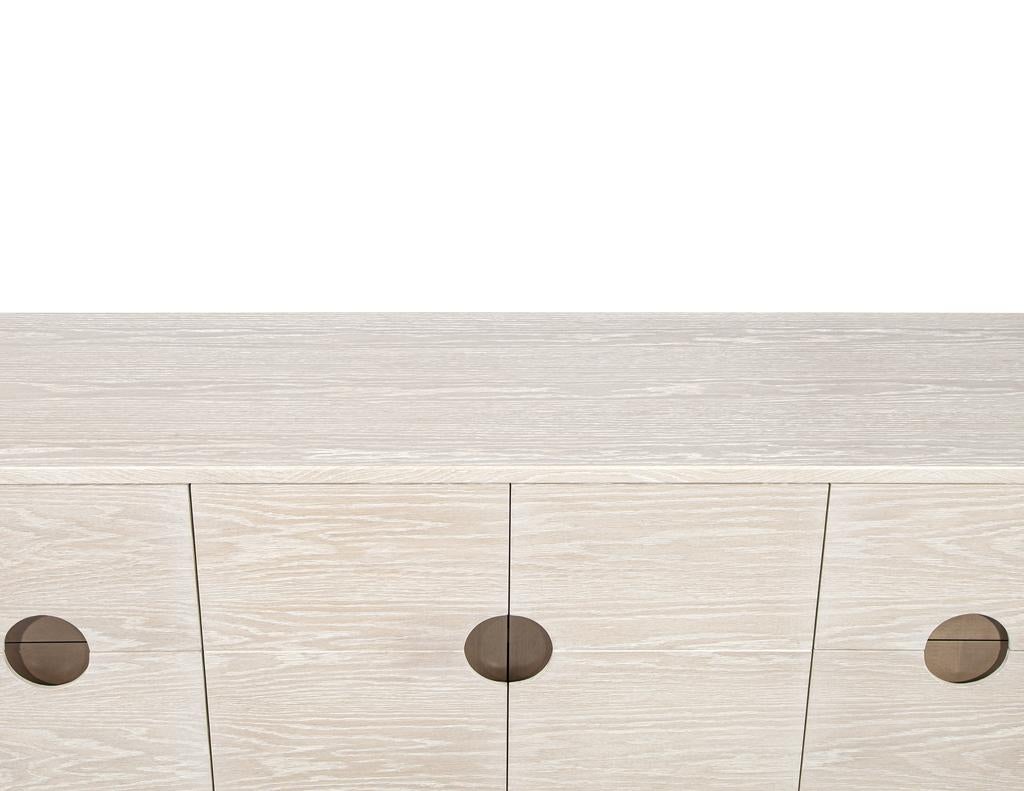 Ottone Credenza moderna personalizzata in Oak con finitura sbiancata e inserti in ottone in vendita