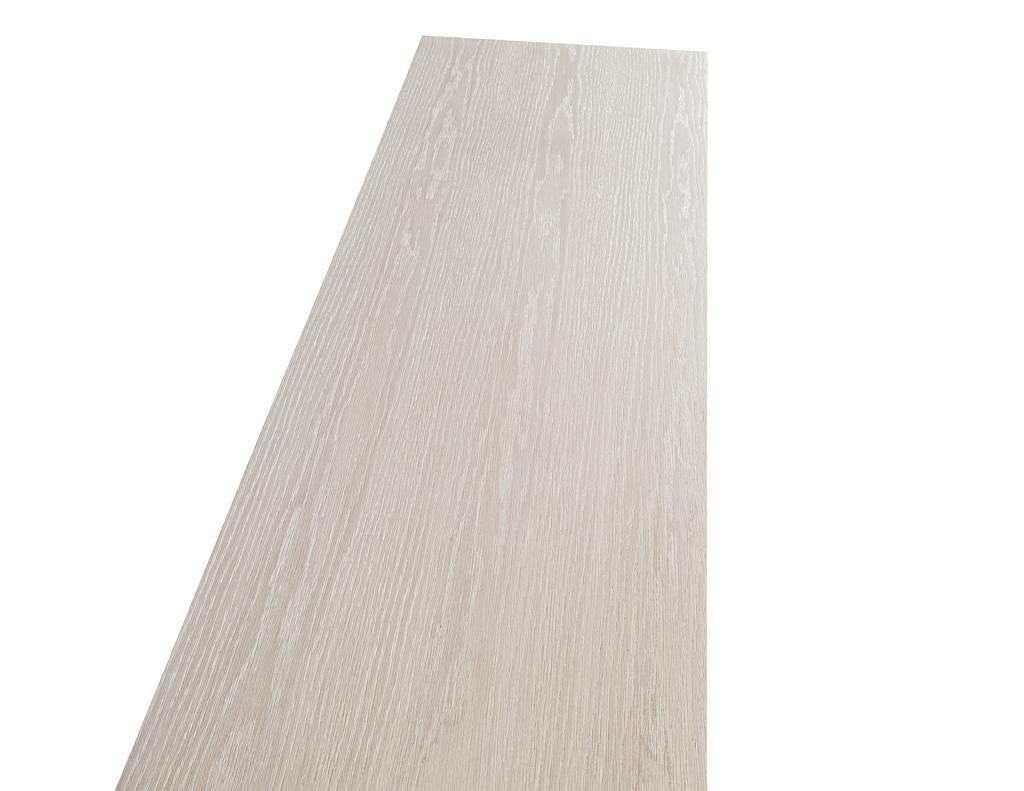 Credenza moderna personalizzata in Oak con finitura sbiancata e inserti in ottone in vendita 1