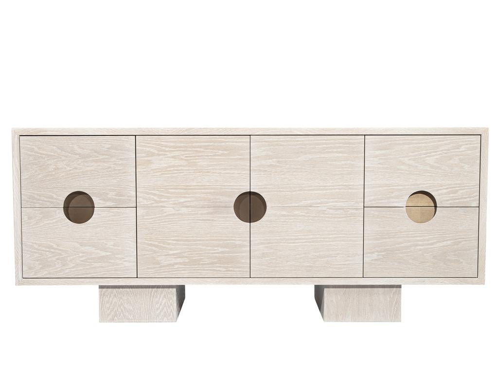 Credenza moderna personalizzata in Oak con finitura sbiancata e inserti in ottone in vendita 2