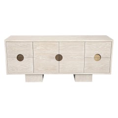 Credenza moderna personalizzata in Oak con finitura sbiancata e inserti in ottone