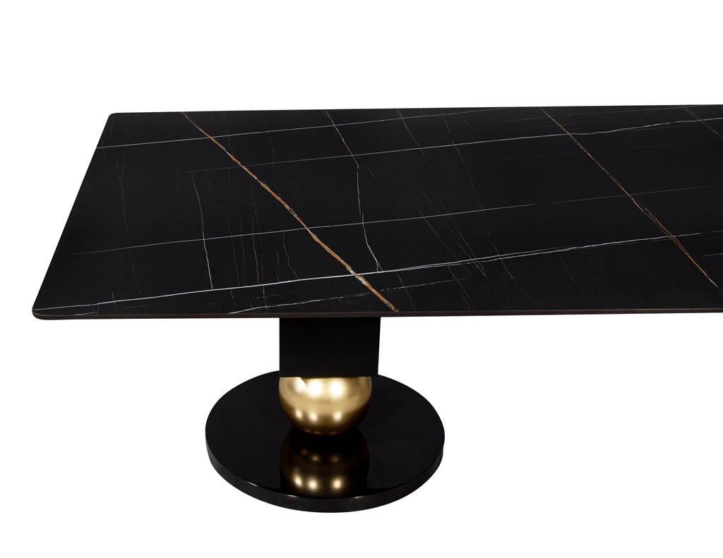 Table de salle à manger moderne en porcelaine noire sur mesure avec piédestaux géométriques en vente 3