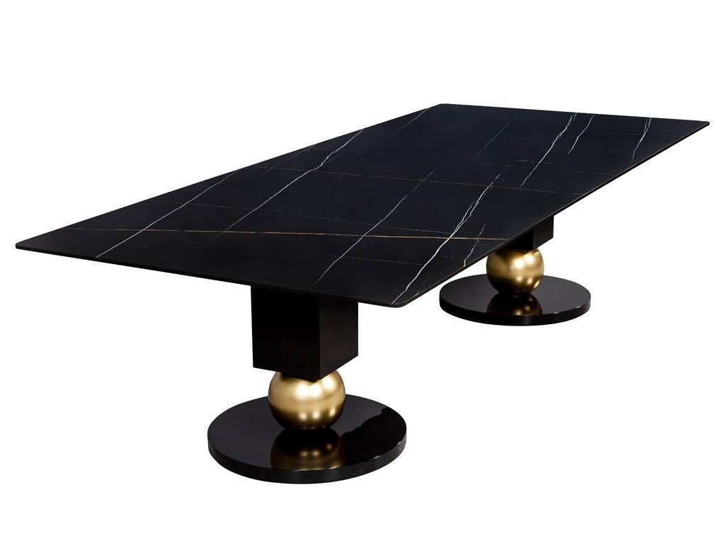 Moderne Table de salle à manger moderne en porcelaine noire sur mesure avec piédestaux géométriques en vente