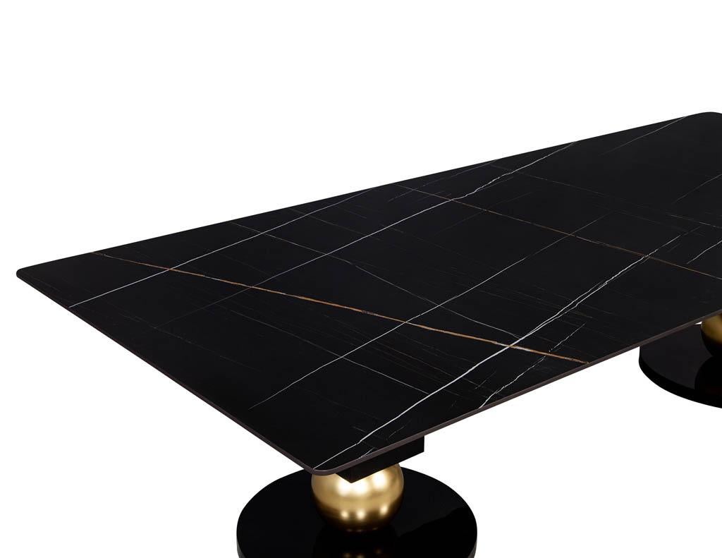 Table de salle à manger moderne en porcelaine noire sur mesure avec piédestaux géométriques Neuf - En vente à North York, ON