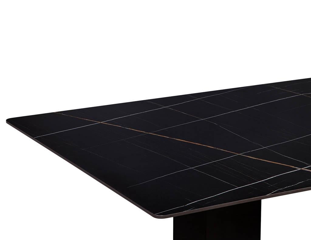 Métal Table de salle à manger moderne en porcelaine noire sur mesure avec piédestaux géométriques en vente