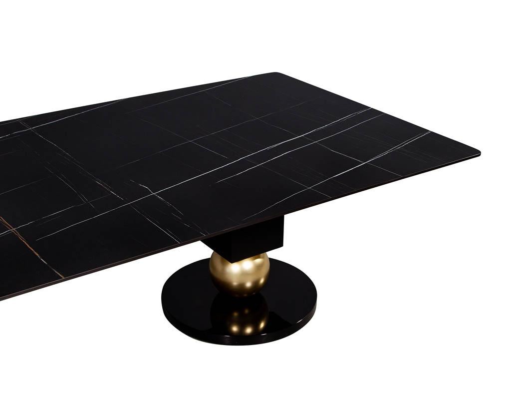 Table de salle à manger moderne en porcelaine noire sur mesure avec piédestaux géométriques en vente 2