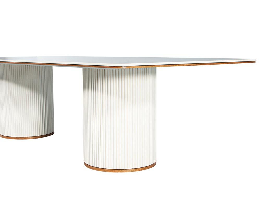 Porcelaine Table de salle à manger moderne sur mesure piédestaux tambour en vente