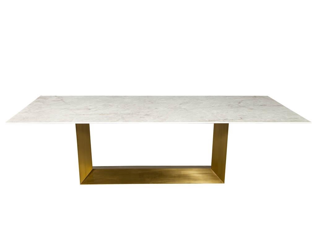 Moderne Table de salle à manger moderne en porcelaine sur mesure avec plateau en cristal pour la glace et base angulaire en laiton en vente