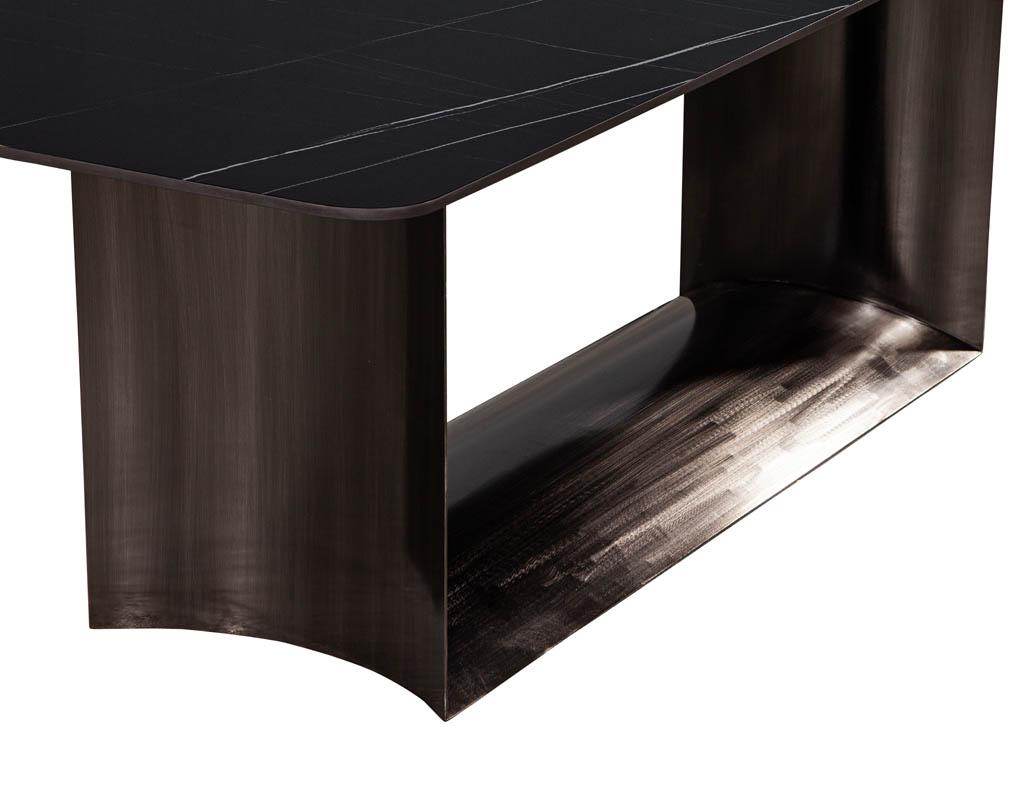 Table de salle à manger moderne sur mesure avec plateau en porcelaine et piédestal en métal incurvé en vente 3