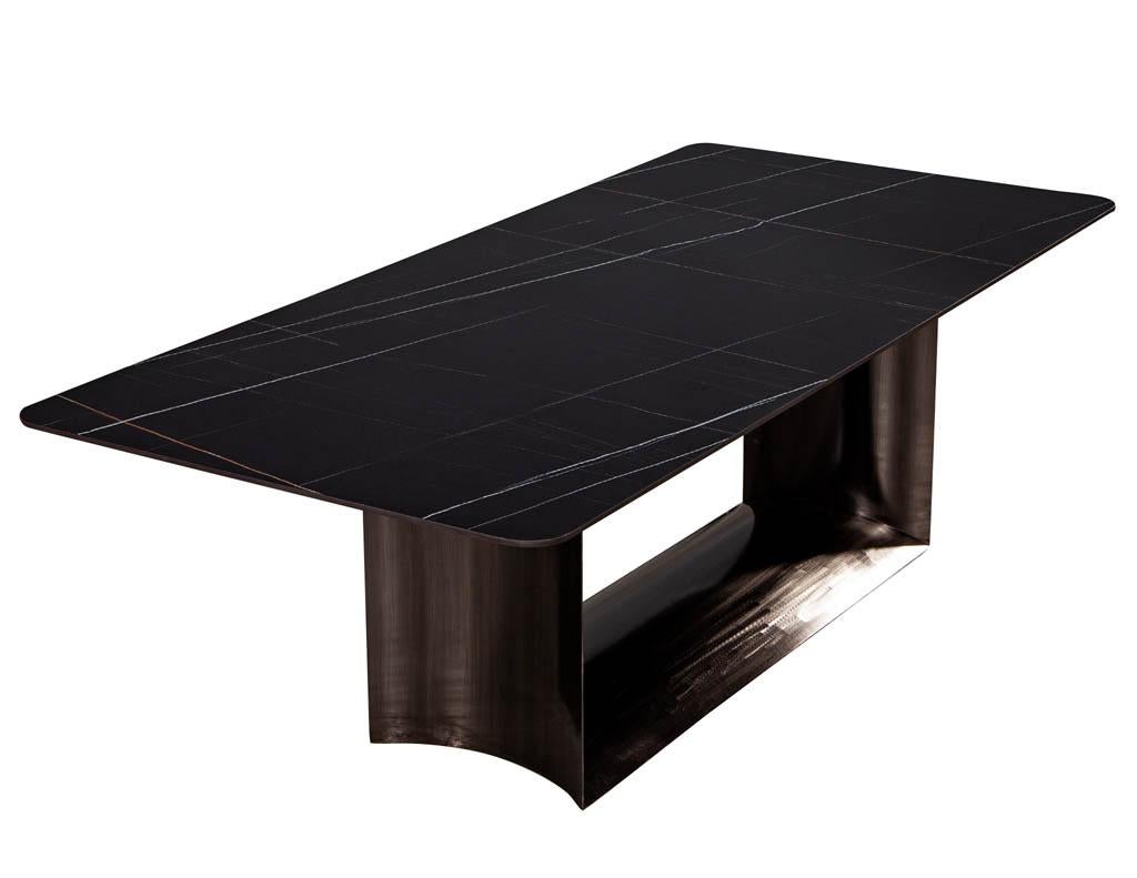 Métal Table de salle à manger moderne sur mesure avec plateau en porcelaine et piédestal en métal incurvé en vente
