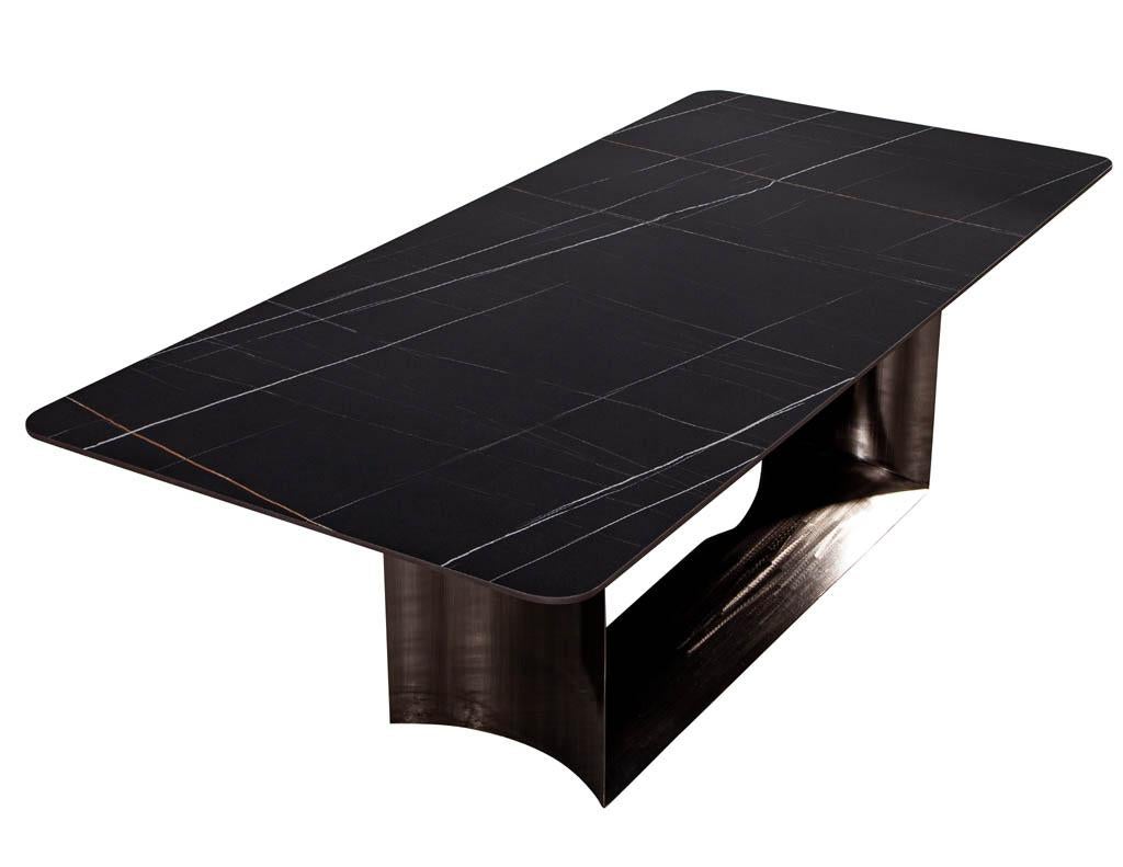 Table de salle à manger moderne sur mesure avec plateau en porcelaine et piédestal en métal incurvé en vente 1