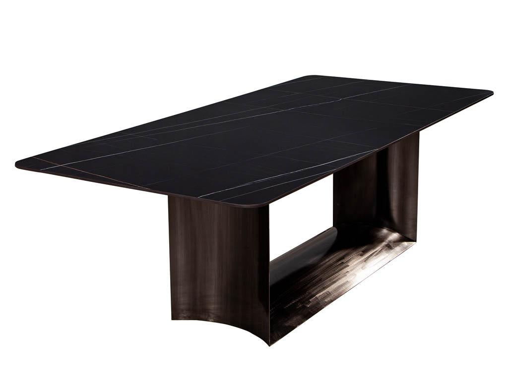 Table de salle à manger moderne sur mesure avec plateau en porcelaine et piédestal en métal incurvé en vente 2