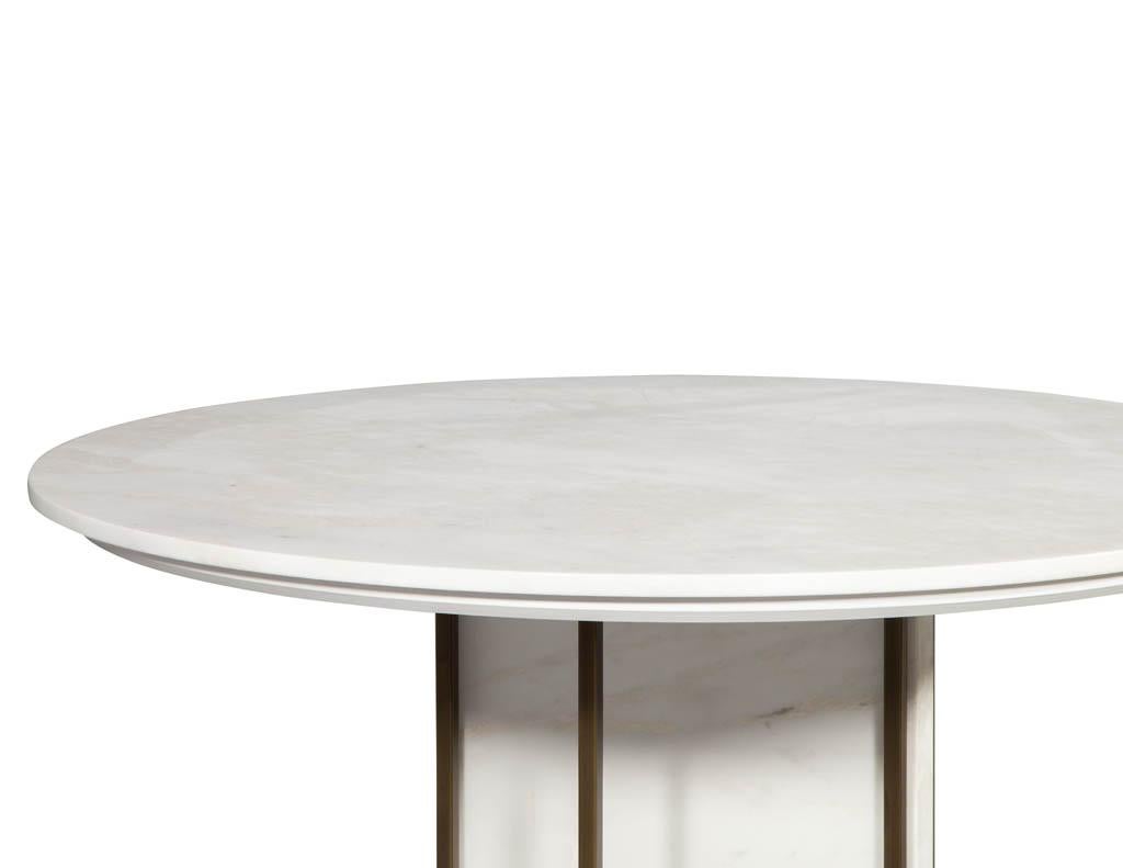Maßgefertigter moderner Esstisch mit runder Marmorplatte und Messingdetails im Angebot 2
