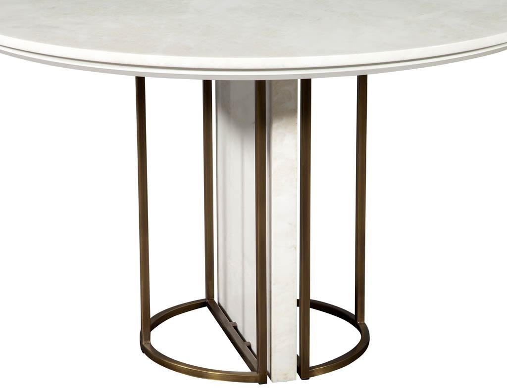 Table de salle à manger ronde moderne sur mesure avec plateau en marbre et détails en laiton en vente 1