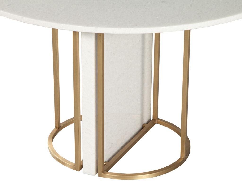 Laiton Table de salle à manger ronde à plateau en marbre et laiton The Moderns en vente