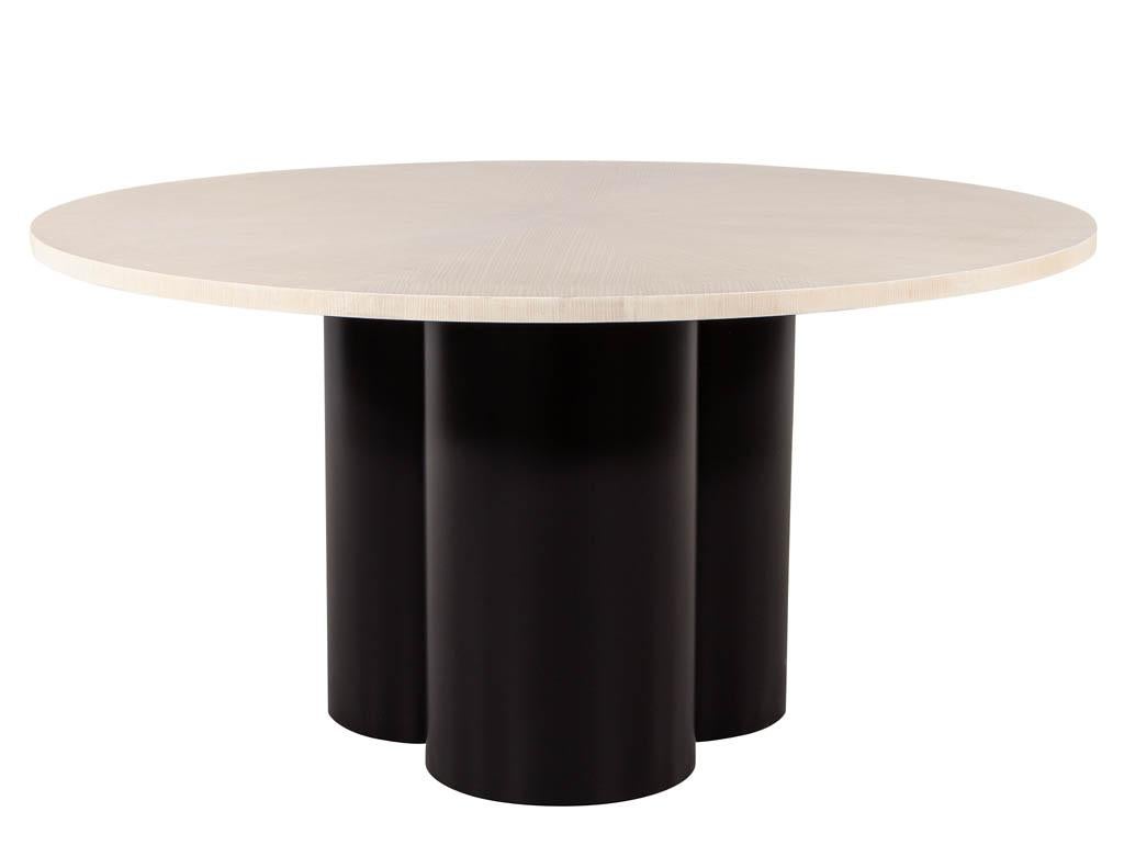 Table à manger moderne et ronde en chêne, finition lavée. Ce meuble est doté d'un superbe plateau en chêne sunburst et d'une finition naturelle lavée à chaud. Il est posé sur un piédestal en métal fabriqué sur mesure et laqué aubergine.

Le prix