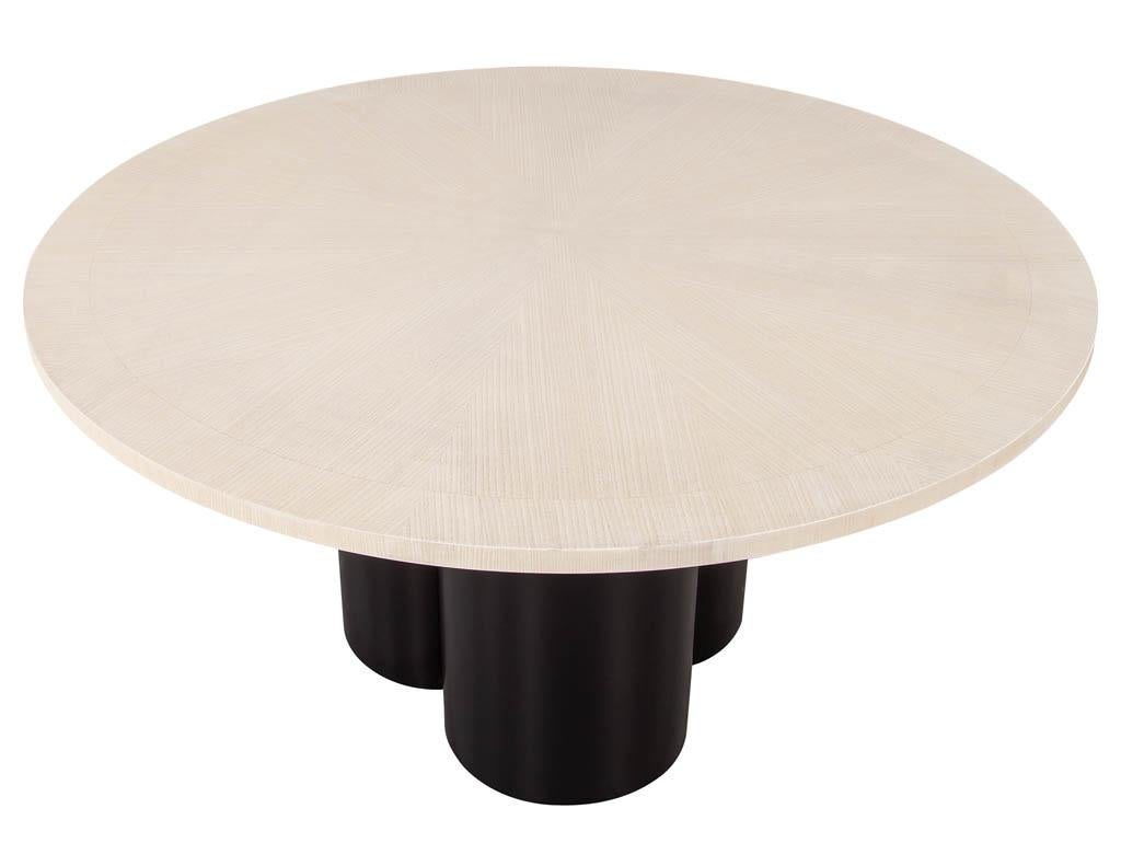 Canadien Table de salle à manger ronde en chêne moderne et personnalisée, finition lavée en vente