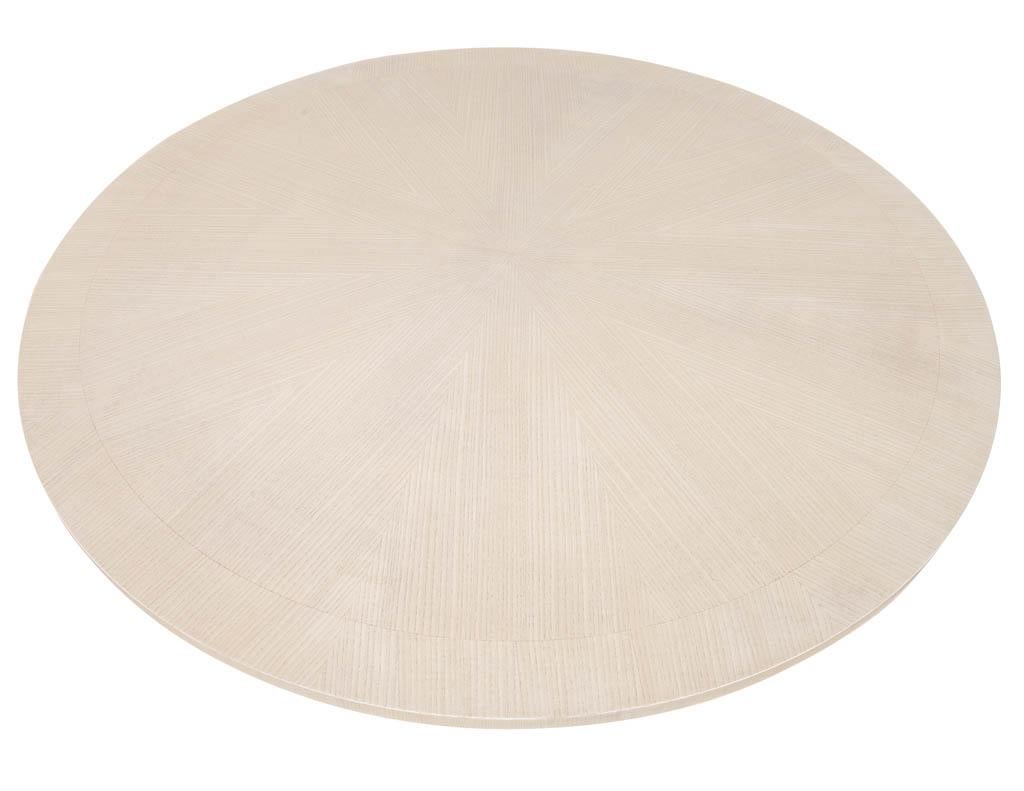 Table de salle à manger ronde en chêne moderne et personnalisée, finition lavée Neuf - En vente à North York, ON