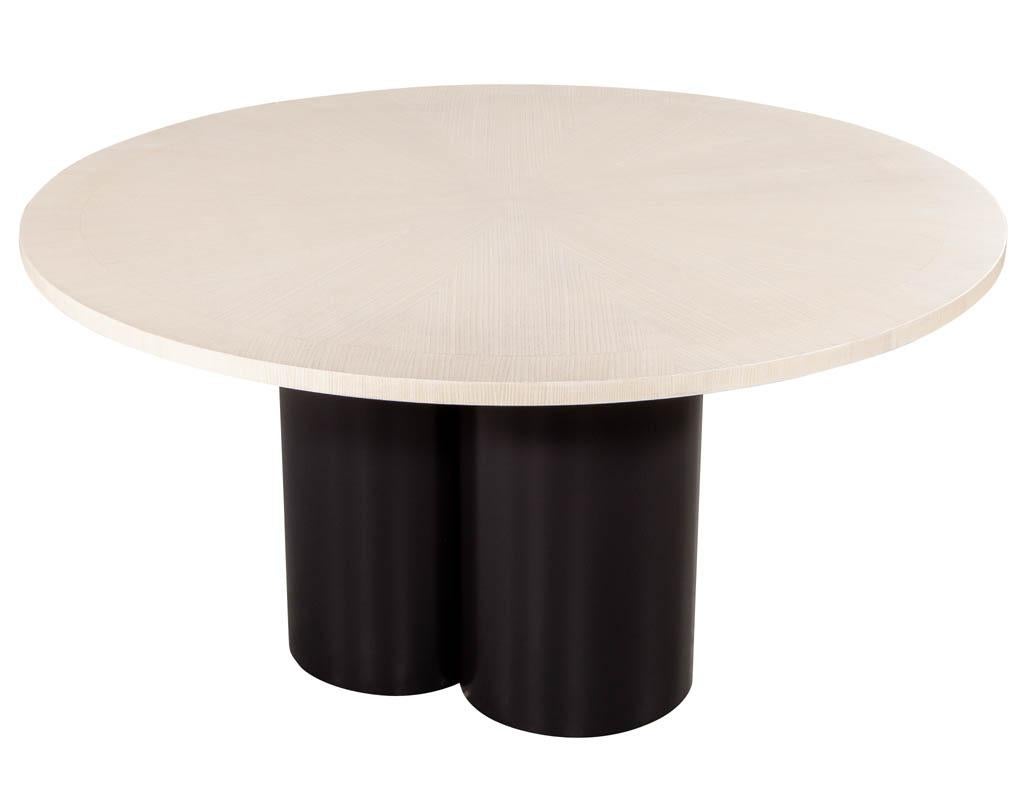 Métal Table de salle à manger ronde en chêne moderne et personnalisée, finition lavée en vente