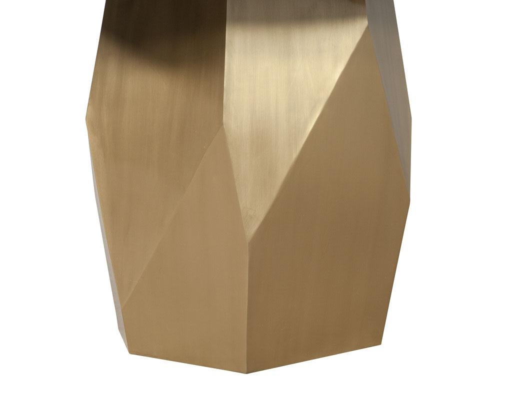 Maßgefertigter moderner runder Porzellan-Esstisch mit geometrischem Messinggestell im Angebot 4