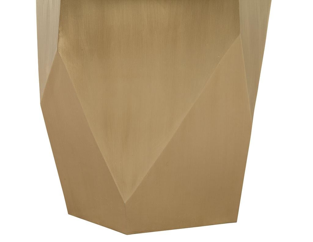 Maßgefertigter moderner runder Porzellan-Esstisch mit geometrischem Messinggestell im Angebot 5