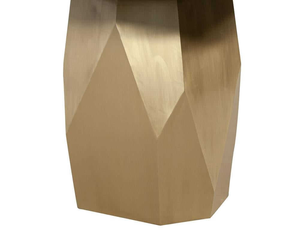 Maßgefertigter moderner runder Porzellan-Esstisch mit geometrischem Messinggestell im Angebot 2