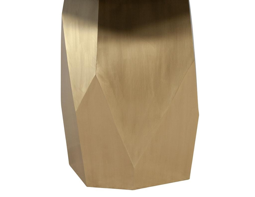 Maßgefertigter moderner runder Porzellan-Esstisch mit geometrischem Messinggestell im Angebot 3